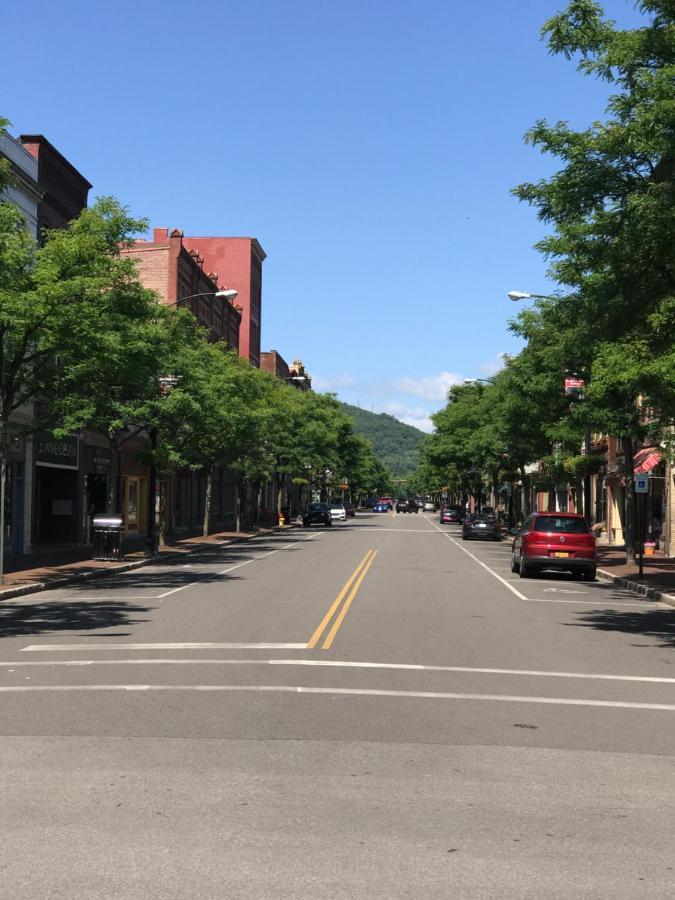 Lodging At The Gaffer Inn Corning Exterior photo